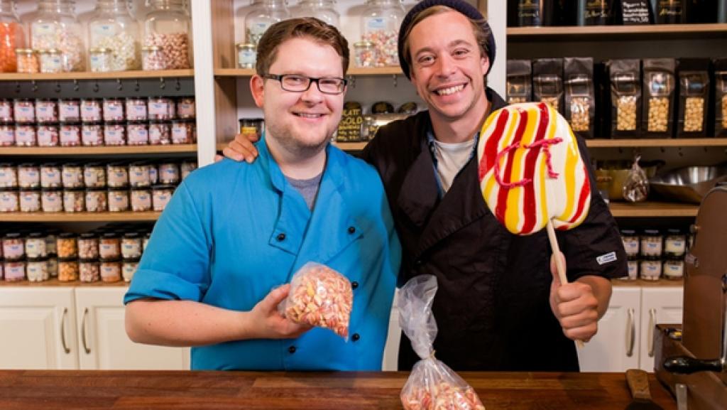 Der Zucker-Check / Für Bonbons braucht man sehr viel Zucker. Tobi und Bonbonkoch Marius machen gemeinsam Tobis Lieblingsbonbons: Himbeer-Zitrone! Und einen riesiger Lolli darf natürlich auch nicht fehlen... | Bild: BR / megaherz GmbH