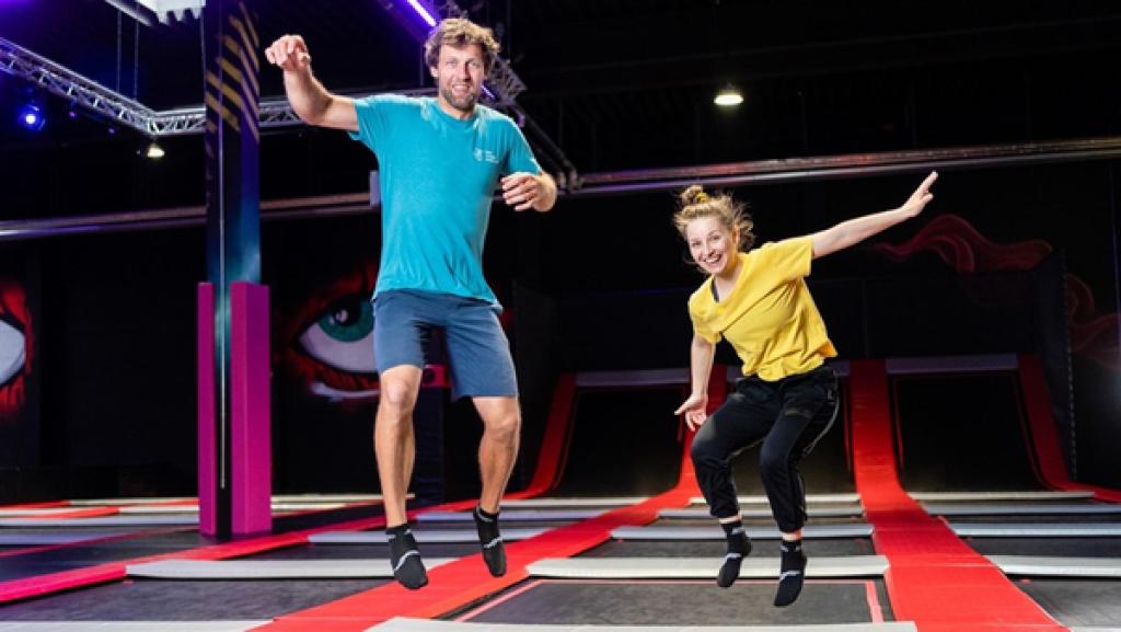 Checkerin Marina | Rechte: BR | megaherz gmbh | Hans-Florian Hopfner Der Sprung-Check | Checkerin Marina trifft Trampolinspringer Arvid und checkt mit ihm, warum wir Sprungkraft brauchen, um überhaupt abzuspringen.