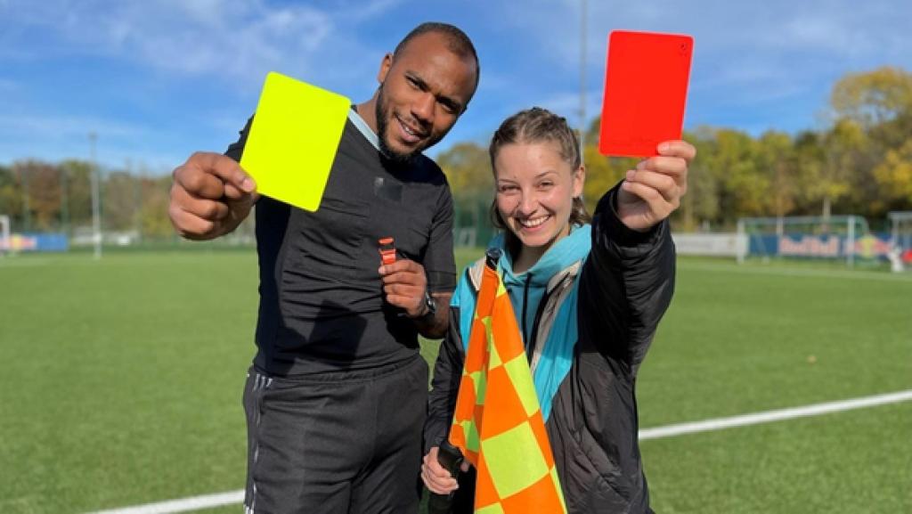 Der Fußball-Check | Rechte: BR | megaherz gmbh | Antonia Simm Der Fußball-Check | Checkerin Marina mit Schiedsrichter Jonah.