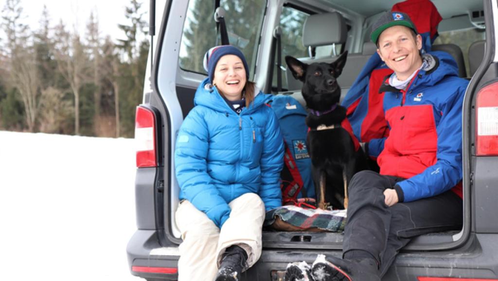Der Bergwacht-Check | Checkerin Marina gemeinsam mit Bergretter Andi und Suchhündin Juna. | Bild: BR | megaherz gmbh | Sarah Schultes