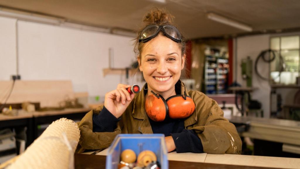 Der Checkerinnen-Check | Checkerin Marina in der Werkstatt, in der ihr Tisch für ihre Checkerbude entstanden ist. | Bild: BR | megaherz gmbh | Hans-Florian Hopfner
