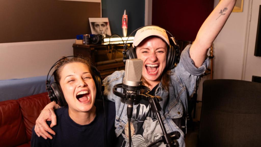 Der Gesangs-Check | Checkerin Marina (links) mit Sängerin Isa. Sie singt den neuen Titelsong von Checkerin Marina. | Bild: BR | megaherz gmbh | Hans-Florian Hopfner