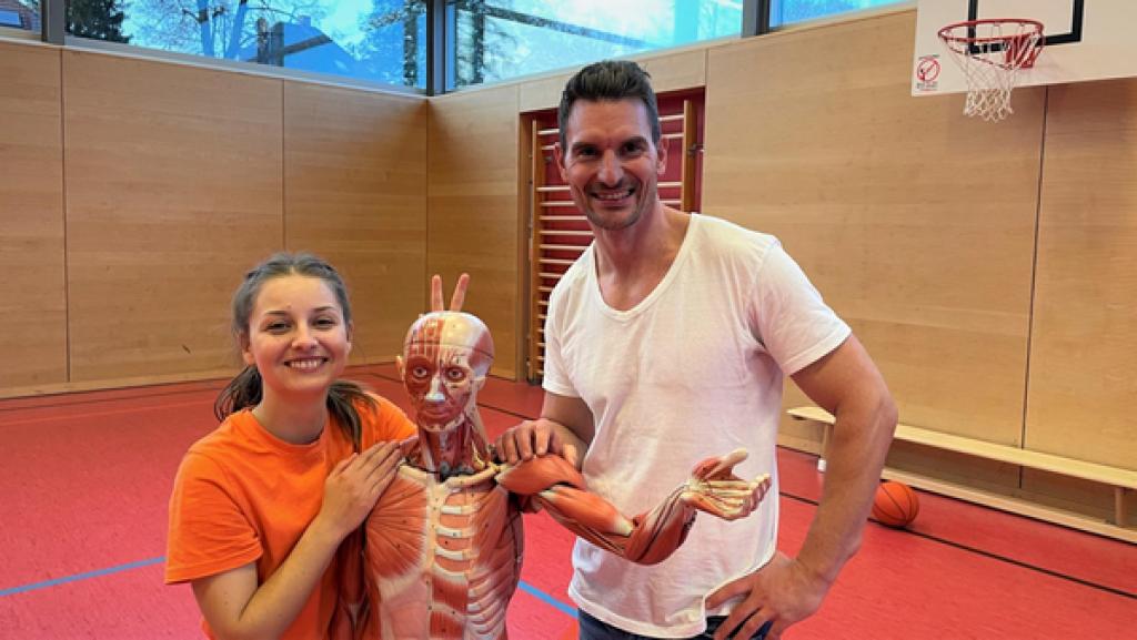 Der Muskel-Check | Checkerin Marina und Sandro stehen neben dem Muskelmodell Herbert. | Bild: BR | megaherz gmbh | David Birzer