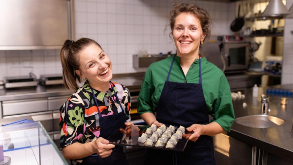 Der Schokoladen-Check | Rechte: BR | megaherz gmbh | Hans-Florian Hopfner Schokoladen-Check | Checkerin Marina und die Schokoladenmacherin Alina präsentieren ihre kleinen schokoladigen Kunstwerke. | Bild: BR | megaherz gmbh | Hans-Florian Hopfner