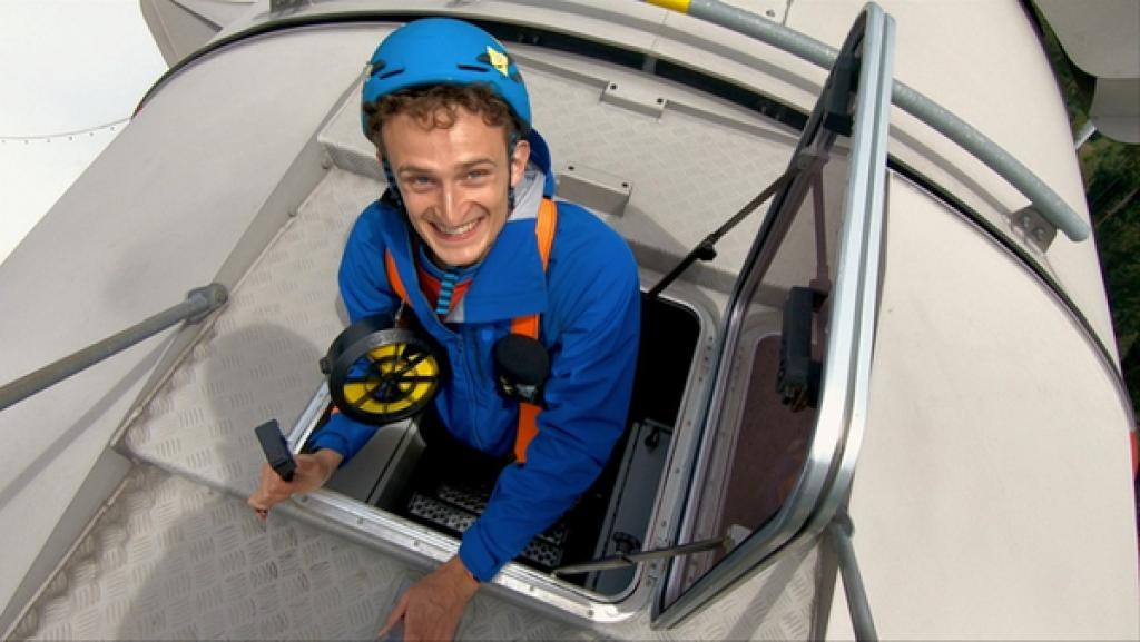 Das Energiespardorf | Checker Julian auf einer Windkraftanlage | Bild: BR | megaherz gmbh | Pius Neumaier