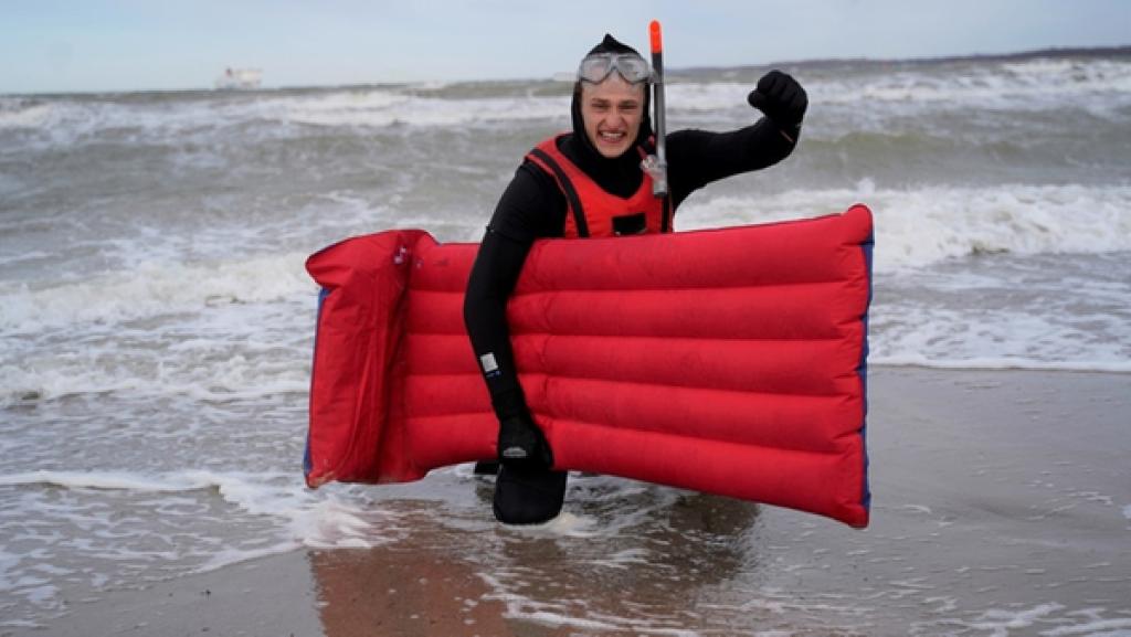 Entdecke das Herz des Ozeans! | Rechte: BR | megaherz gmbh | Filip Felix Entdecke das Herz des Ozeans | Julian stellt sich mit seiner Luftmatraze den Strömungen. | Bild: BR | megaherz gmbh | Filip Felix