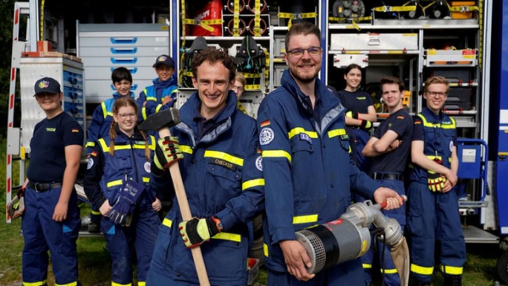 JHilf mit | Checker Julian (links) ist mit dem THW unterwegs. | Bild: BR | megaherz gmbh | Hans-Florian Hopfner