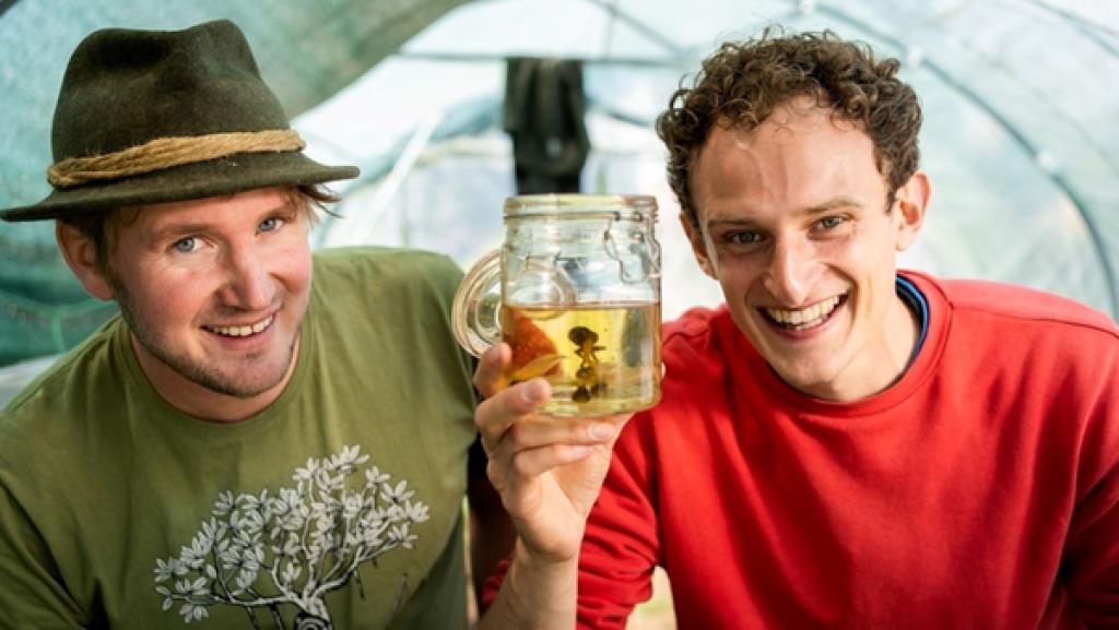 Rette die Moorfrösche | Moorfrösche sind in Süddeutschland vom Aussterben bedroht. Um ihnen zu helfen, trifft Julian (rechts) den Moorfroschretter Moritz. | Bild: BR | megaherz gmbh | Hans-Florian Hopfner