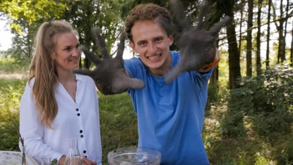 Schrubb dich grün! | Rechte: BR | megaherz gmbh | Pius Neumaier Schrubb dich grün | Julian zeigt stolz seine schmutzigen Hände. | Bild: BR | megaherz gmbh | Pius Neumaier