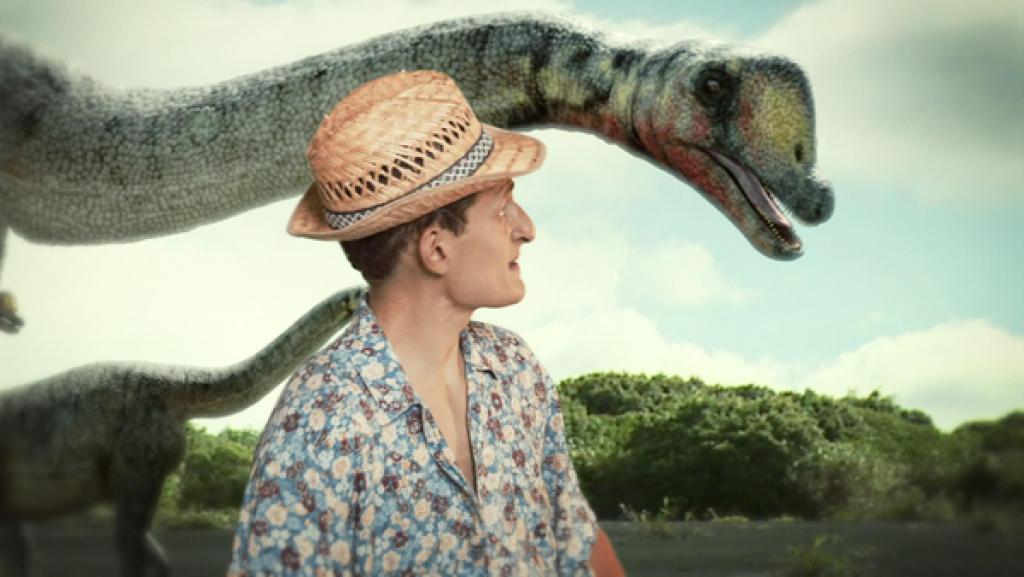 Werde zum Brachiosaurus! | Rechte: BR | megaherz gmbH Werde zum Brachiosaurus | Julian mit einem Brachiosaurus | Bild: BR | megaherz gmbH