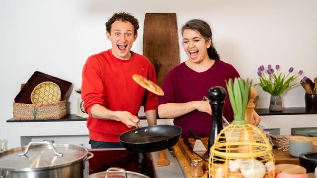 Werde zum Lebensmittelretter | Julian flippt einen Pfannkuchen. | Bild: BR | megaherz gmbh | Hans-Florian Hopfner