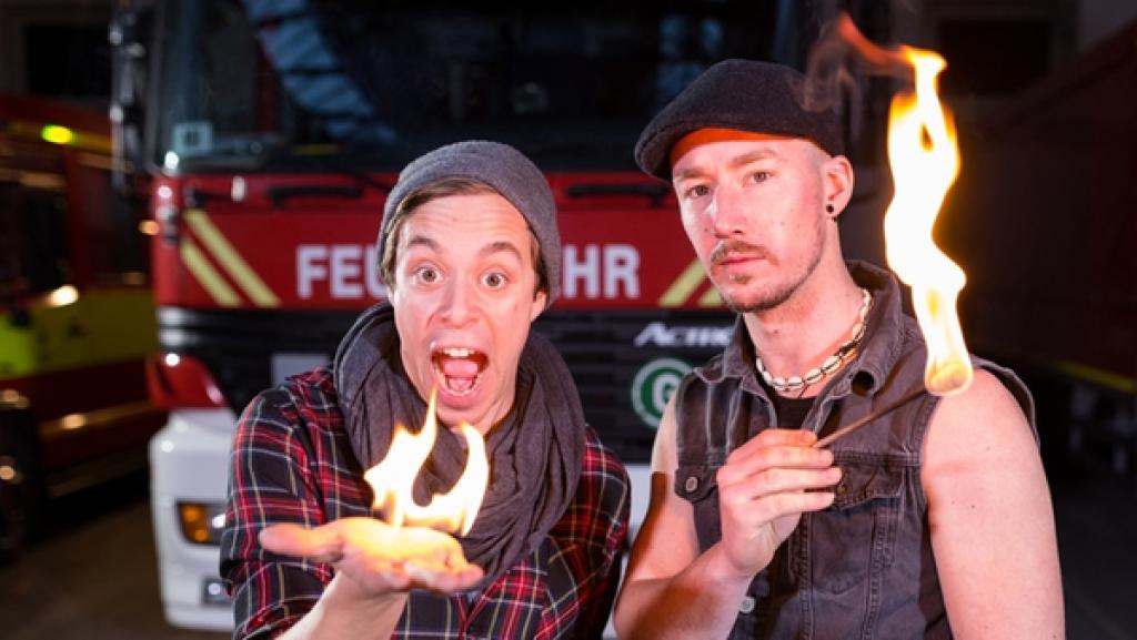 Anzünden ohne verbrennen?! / Checker Tobi und Herausforderer Michael Fuhr | Bild: BR / megaherz GmbH / HF Hopfner