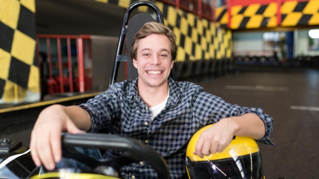 Autofahren ohne Sprit?! / Checker Tobi sitzt im Rennauto | Bild: BR / megaherz GmbH / Hopfner