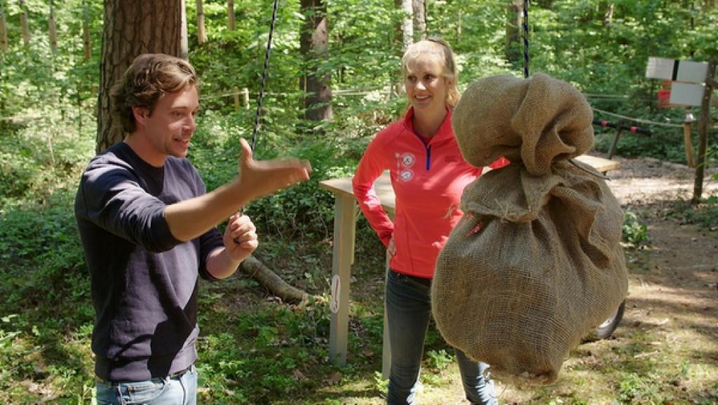 Bungee-Sprung ohne Knoten?! | Rechte: BR / megaherz GmbH Bungee-Sprung-ohne-Knoten!? / Tobi mit Klettertrainerin Vanessa | Bild: BR / megaherz GmbH