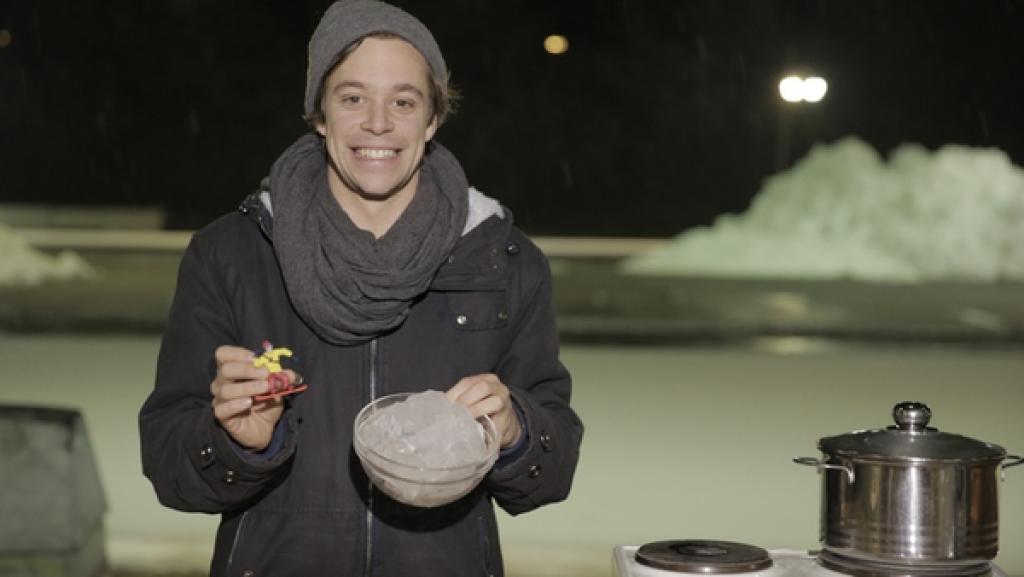 Das flüssige Eis?! / Tobi muss aus einer Wasser-Flasche einen Eisberg "herauszaubern".  | Bild: BR/megaherz gmbh/Mathias Hagn