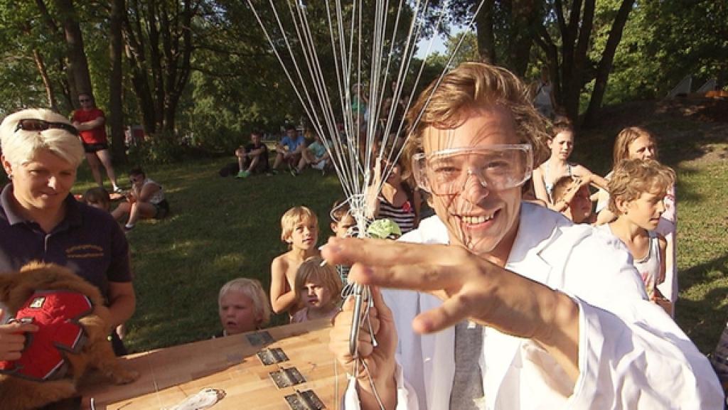 Der fliegende Hund?! / Tobi kurz vor Start des CheXperiments | Bild: megaherz gmbh/Mathias Hagn/BR