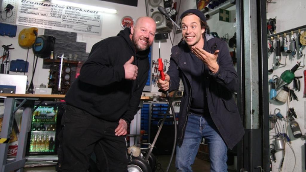 Der fliegende Schraubenzieher?! | Tobi versucht das CheXperiment zu lösen. | Bild: BR | megaherz gmbh | Hans-Florian Hopfner