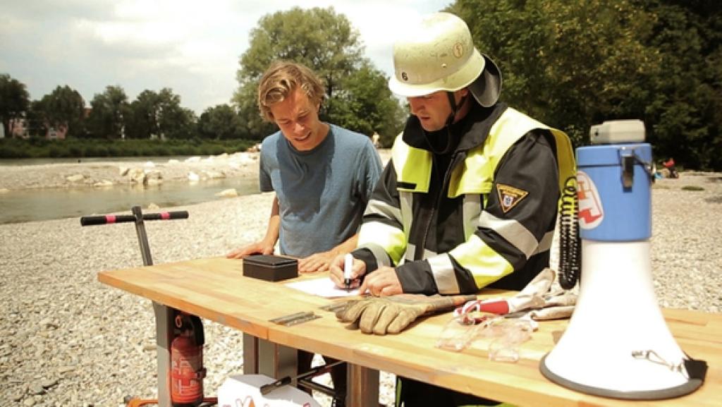 Die Feuer-Pumpe?! / Tobi mit Berufstaucher Rüdiger | Bild: BR/megaherz GmbH/Mathias Hagn