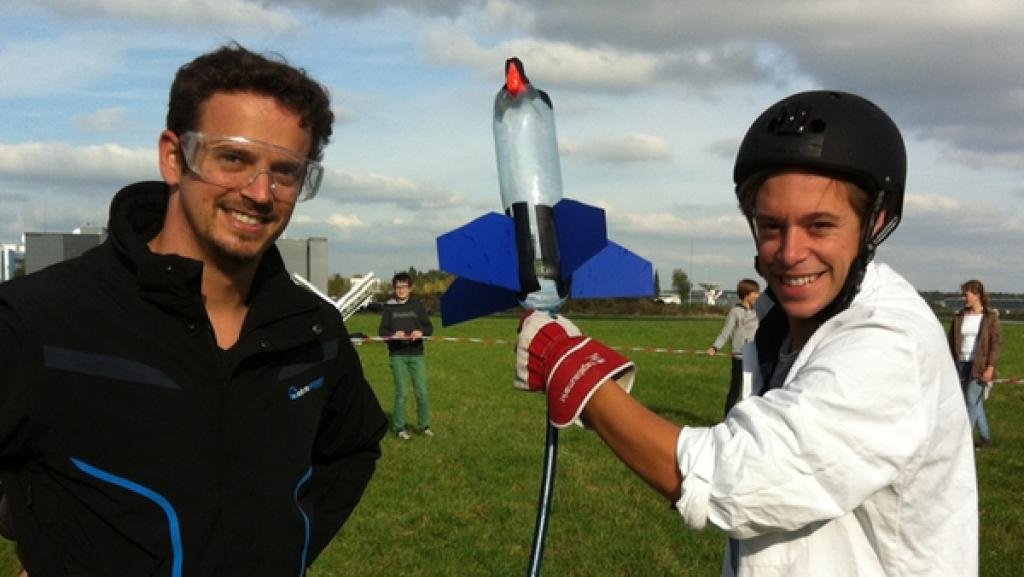 Die Gartenschlauch-Rakete?! / Tobi und Physiker Tobias Schüttler | Bild: BR/megaherz GmbH/Mathias Hagn