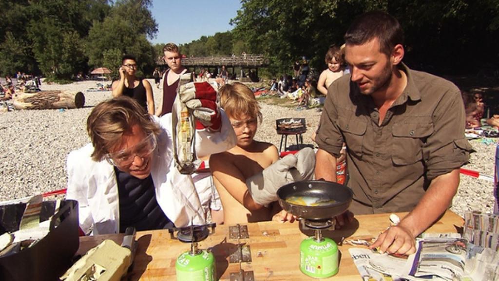 Die Papier-Pfanne?! / Tobi mit Überlebenskünstler Joe | Bild: megaherz gmbh/Mathias Hagn/BR