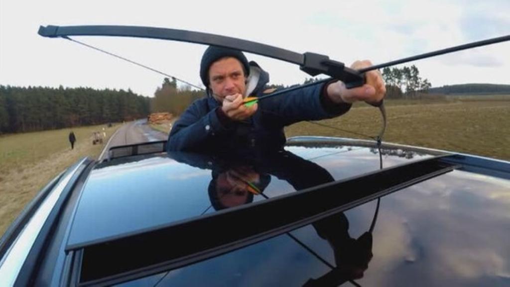 Ein rückwärts fliegender Pfeil?! | Rechte: BR / megaherz GmbH Ein rückwärts fliegender Pfeil?! / | Bild: BR / megaherz GmbH