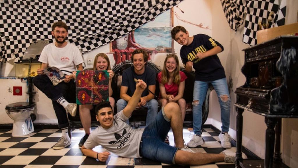 Einen Safe knacken?! | Tobi und sein Rätsel Team im Escape Room. | Bild: BR | megaherz gmbh | Hans-Florian Hopfner