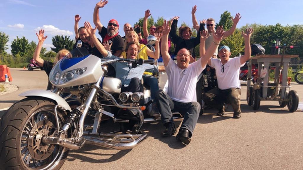 CheXperiment | Rechte: BR | megaherz gmbh | Hans-Florian Hopfner Einen Stau auflösen?! | Checker Tobi mit dem Holledauer Trike Treff.