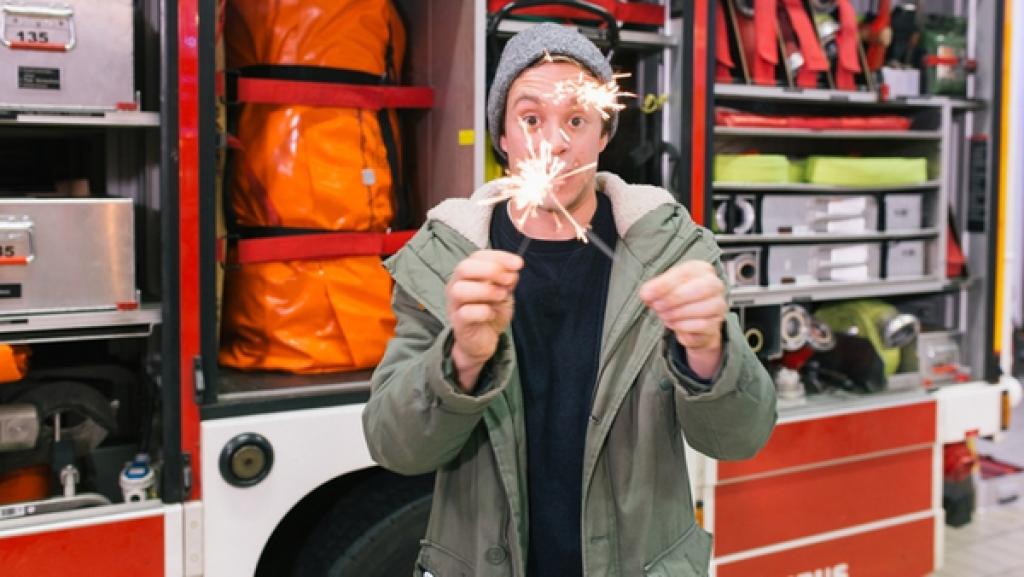 Feuer unter Wasser anzünden?! | Rechte: BR | megaherz gmbh Feuer unter Wasser anzünden?! | Checker Tobi mit zwei Wunderkerzen. Ob ihm die bei der Lösung des CheXperiments helfen werden? | Bild: BR | megaherz gmbh