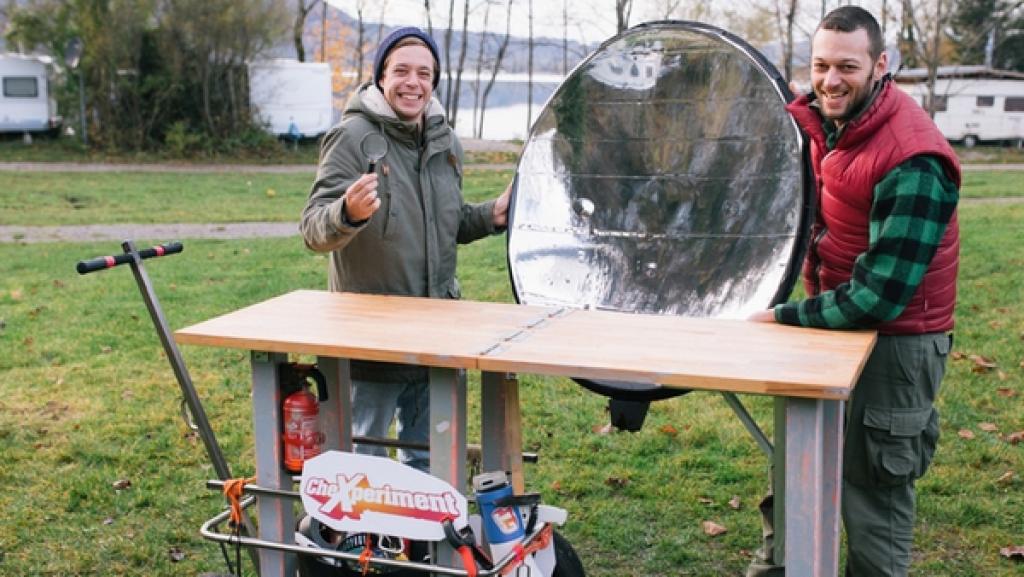 Holz anzünden ohne Flamme?! | Rechte: BR / megaherz GmbH Holz anzünden ohne Flamme?! / Herausforderer und Outdoorexperte Joe beim Chexperiment in Kochel am See. | Bild: BR / megaherz GmbH