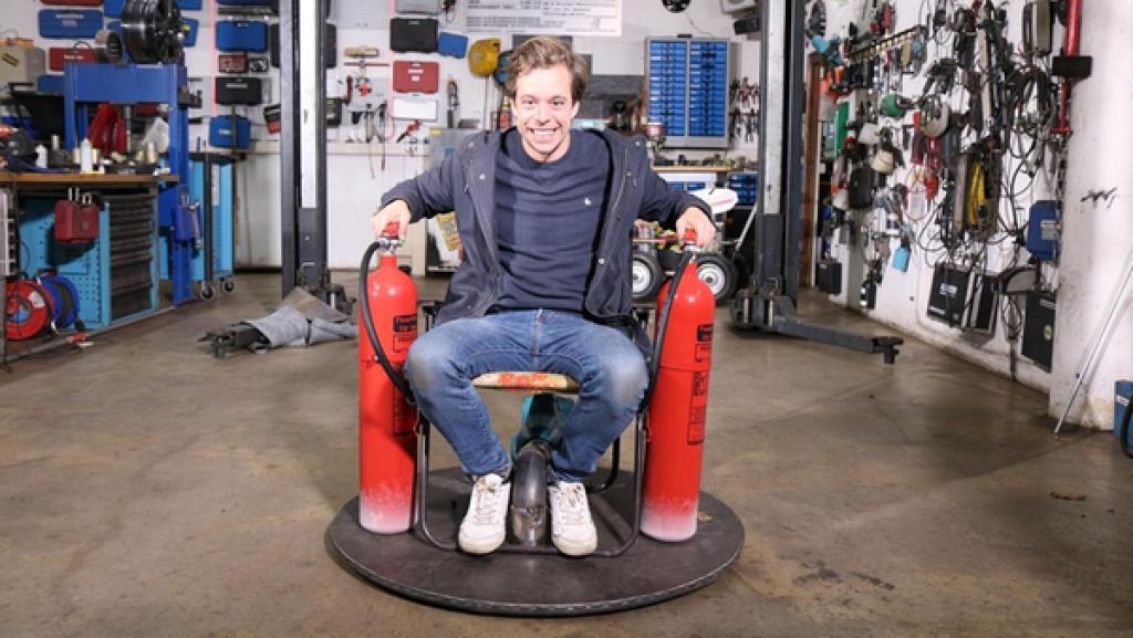 CheXperiment | Rechte: BR | megaherz gmbh, Hans-Florian Hopfner Ins Ziel, ohne den Boden zu berühren | Tobi und sein selbstgebautes Luftkissengefährt.