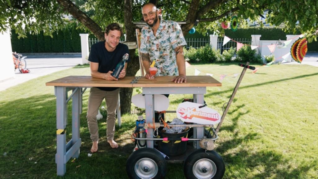 Limo kühlen in 5 Minuten?! | Tobi und Barkeeper Oli, Tobis Herausforderer. | Bild: BR | megaherz gmbh |  Hans-Florian Hopfner