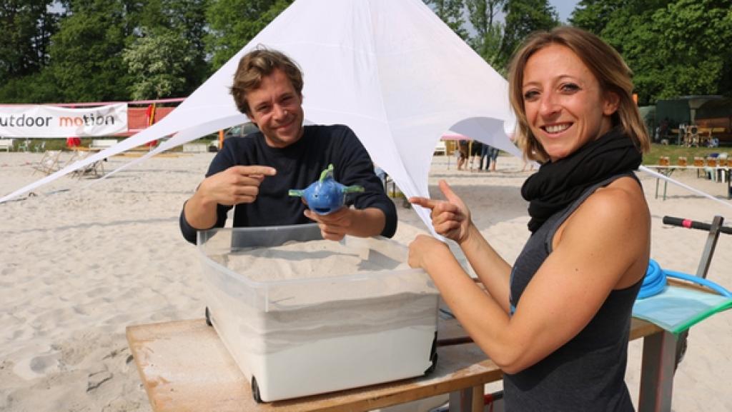 Sand flüssig machen?! / Tobi mit Beachvolleballerin Tatjana. Tobi soll den Fisch im Sand versinken lassen - ohne Graben und ohne Druck. | Bild: BR / megaherz GmbH