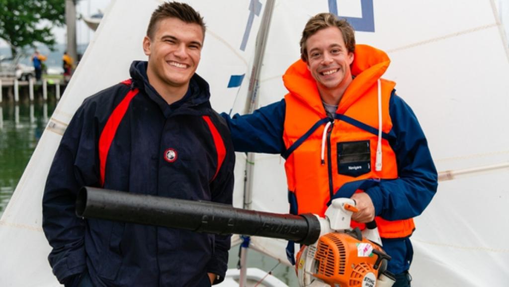 Segeln ohne Wind / Tobi mit seinem Herausforderer Bundesligasegler Jannik. Tobis Aufgabe: Das Segelboot knapp 30 Meter bei absoluter Windstelle segeln. | Bild: dpa-Bildfunk