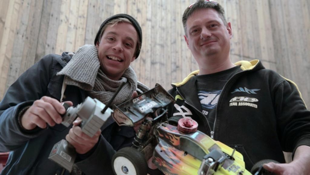 Senkrecht-Autofahren?! | Rechte: BR/megaherz gmbh/Mathias Hagn Senkrecht-Autofahren ?! / Checker Tobi (links) mit Modell-Rennfahrer Karsten Böhnke. | Bild: BR/megaherz gmbh/Mathias Hagn