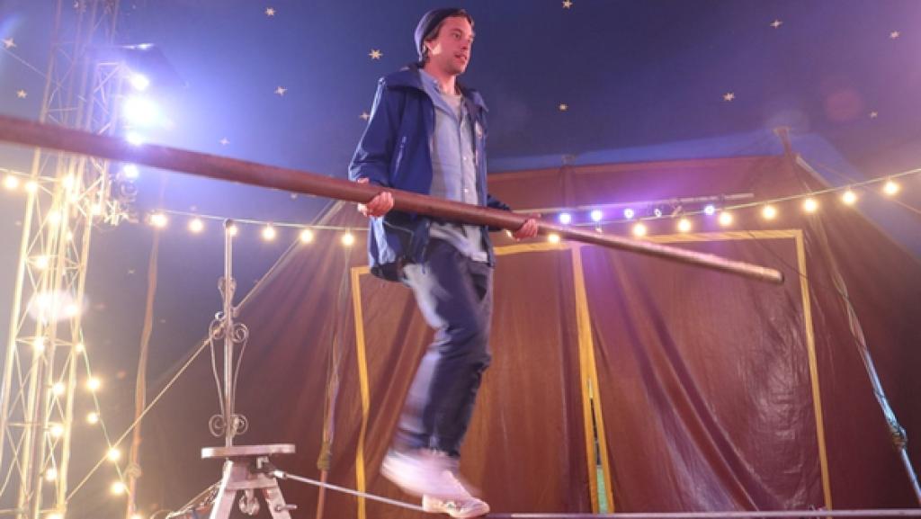 Tanz auf dem Stahlseil?! | Tobi mit Stange auf Stahlseil. | Bild: BR | megaherz gmbha, Hans-Florian Hopfner