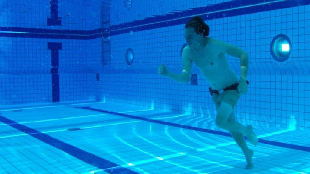 Unter-Wasser-gehen?! | Rechte: BR | megaherz GmbH | Philipp Greitner Unter-Wasser-gehen?! | Checker Tobi versucht unter Wasser zu gehen | Bild: BR | megaherz GmbH | Philipp Greitner