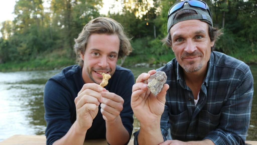 CheXperiment | Rechte: BR | megaherz gmbh Verlorenes Gold?! | Tobi Krell mit Goldsucher Andreas Macherey und Gold-Nuggets