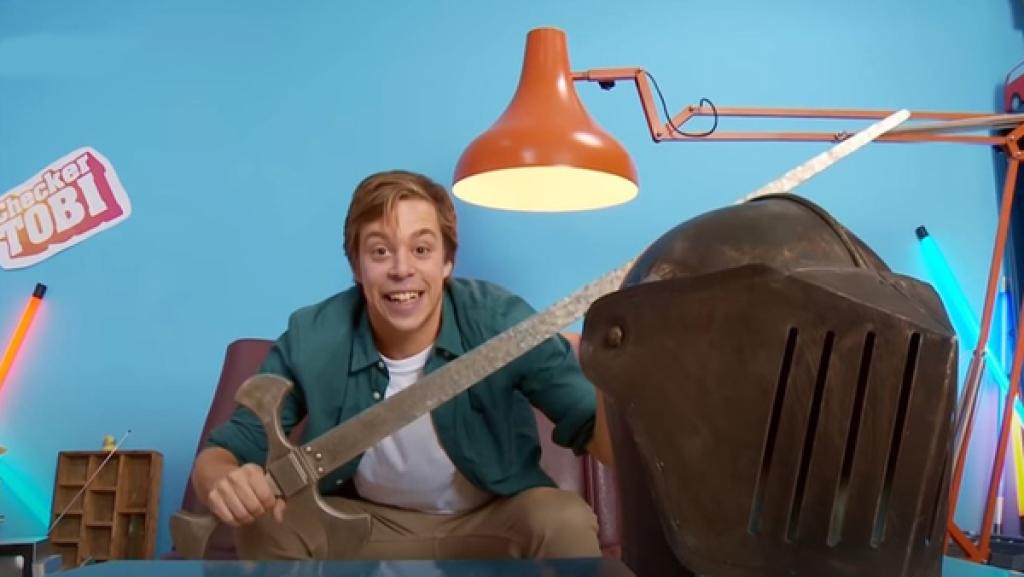 Action-Szene · Zucker · Ritterrüstung | Rechte: BR | megaherz film- und fernsehen gmbh Action-Szene | Zucker | Ritterrüstung (11) / Checker Tobi beantwortet die Frage, wieviel eine Ritterrüstung wiegt. | Bild: BR | megaherz film- und fernsehen gmbh