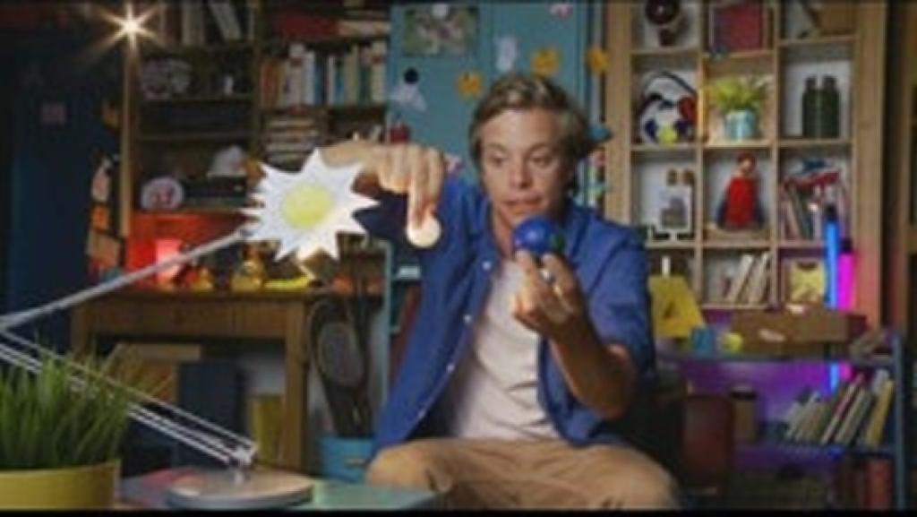 Bienen · Laugengebäck · Sonnenfinsternis | Rechte: BR | megaherz film- und fernsehen gmbh Bienen | Laugengebäck | Sonnenfinsternis (04) / Tobi erklärt wie eine Sonnenfinsternis entsteht. | Bild: BR | megaherz film- und fernsehen gmbh