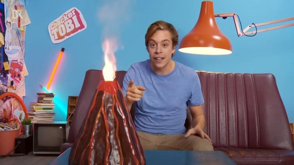 Vulkanisation · Gaukler · Nyckelharpa | Rechte: BR | megaherz film- und fernsehen gmbh Vulkanisation | Gaukler | Nyckelharpa (13) | Checker Tobi zur Vulkan-Frage. | Bild: BR | megaherz film- und fernsehen gmbh