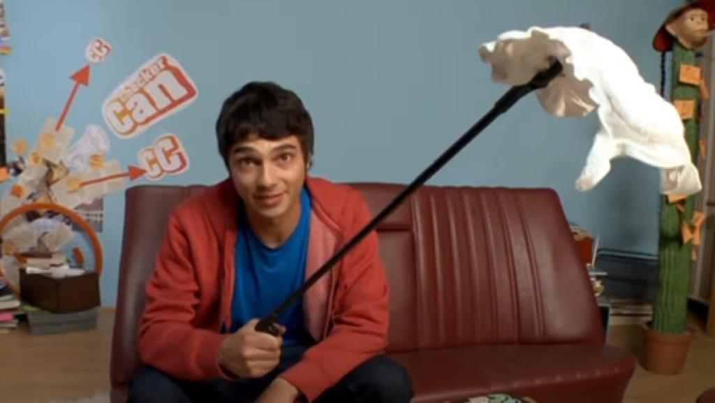 Wegwerfwindel · Teddybär · Pauke | Rechte: BR Folge 9 | Checker Can in der Checkerbude mit einer "Wegwerfwindel" | Bild: BR