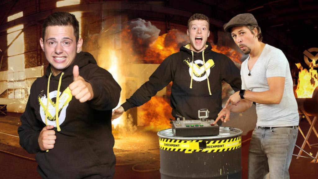 Brandheiß - Das Feuer Special | Rechte: ZDF Checkpoint: Tommy Scheel und das Testteam stehen in der Checkpoint-Halle.