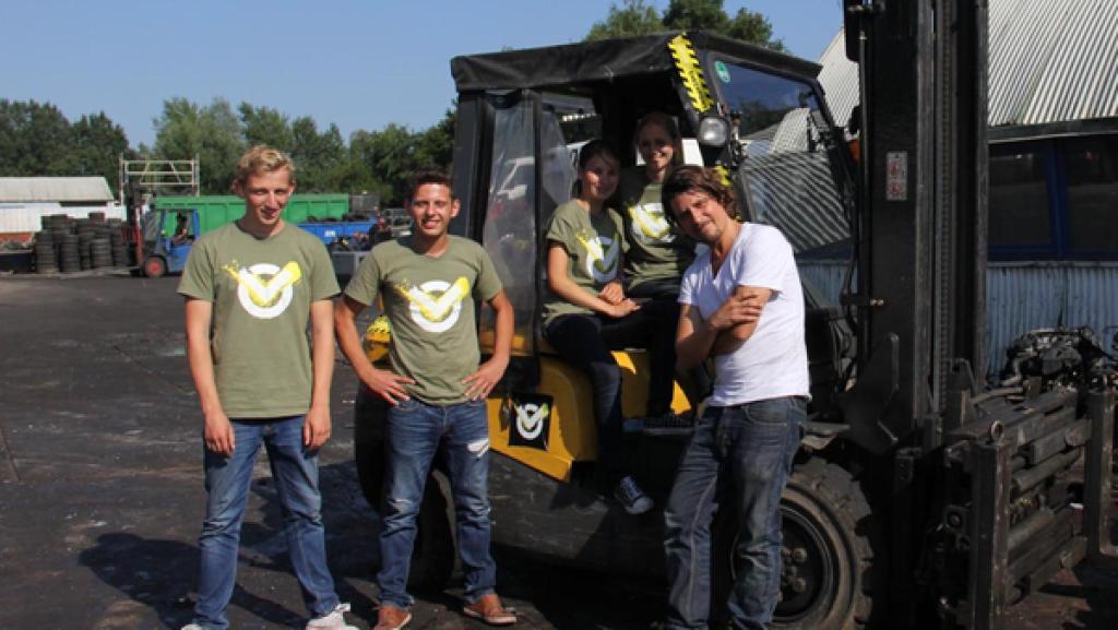 Jungs vs. Mädchen auf dem Schrottplatz