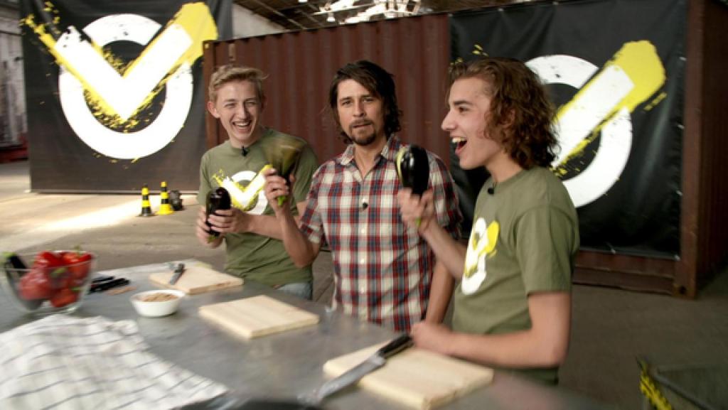 Die Jungs schneiden Avocados