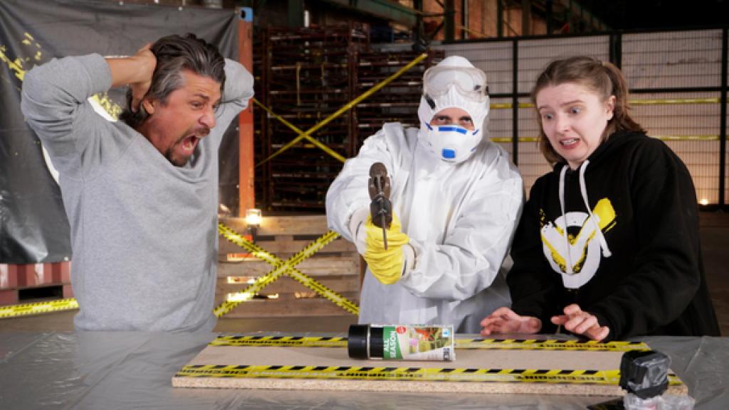 Samurai, Autoposer und extremer Druck | Rechte: ZDF Tommy, ein Mann in Schutzkleidung und eine Testerin aus dem Checkpoint-Team stehen um eine Sprühdose. Der Mann in Schutzkleidung richtet seine Bohrmaschine auf die Sprühdose, Tommy und die Testerin schauen erschreckt.