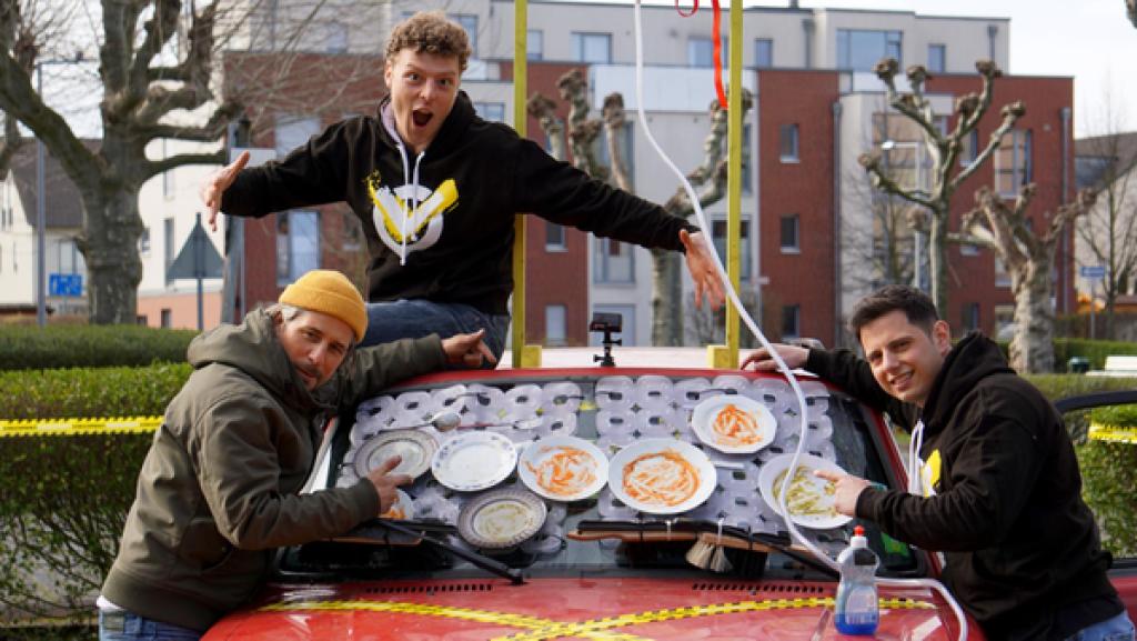 Treffsicherheit, Seilrutsche und easy campen | Rechte: ZDF Checkpoint: Tommy, Kenneth und Cem stehen um ein Auto herum, dessen Windschutzscheibe mit schmutzigen Tellern zugestellt ist. Sie schauen in die Kamera und lächeln.
