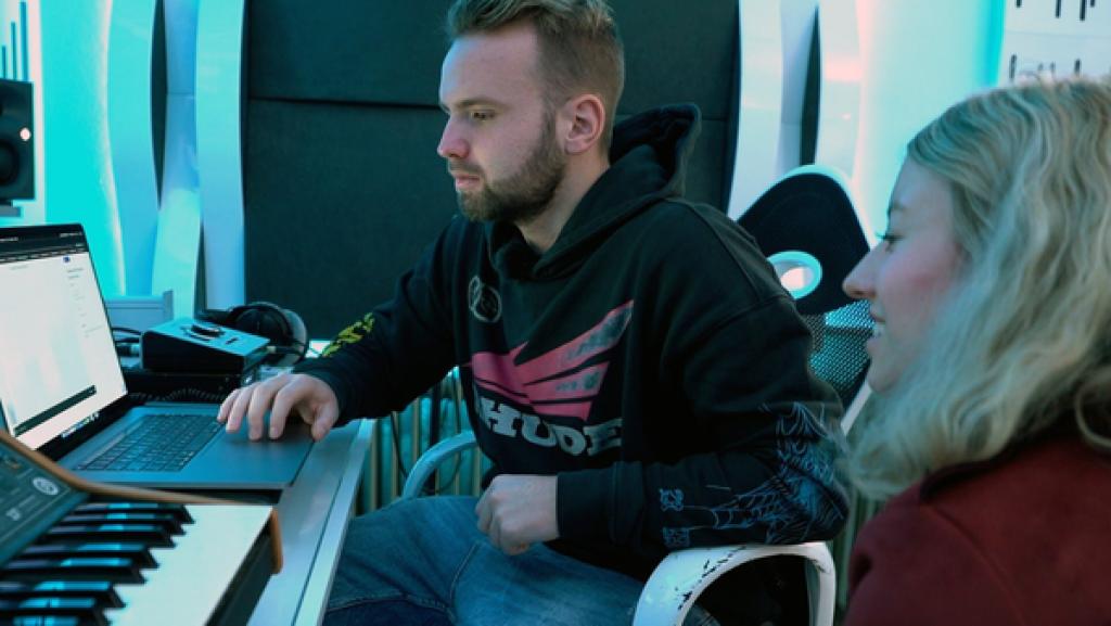 Michelle Brückner und der Künstler Topic.