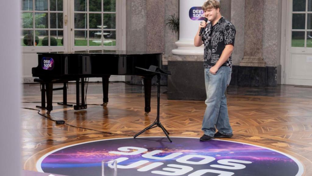 Felix performt seinen Song "Verschwendete Zeit"