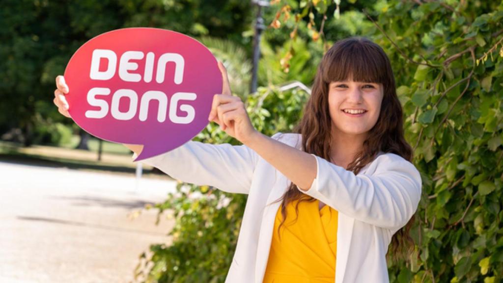Jazz, Rock und Romantik | Rechte: ZDF Die "Dein Song" Kandidatin Sophie hält freudig das "Dein Song" Logo in der Hand