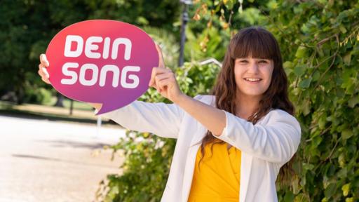 Jazz, Rock und Romantik | Rechte: ZDF Die "Dein Song" Kandidatin Sophie hält freudig das "Dein Song" Logo in der Hand